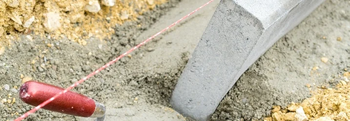 Randstein setzen mit Maurerkelle